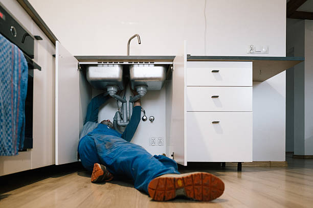 Professional Emergency Plumber technician working in Eagle Lake, TX